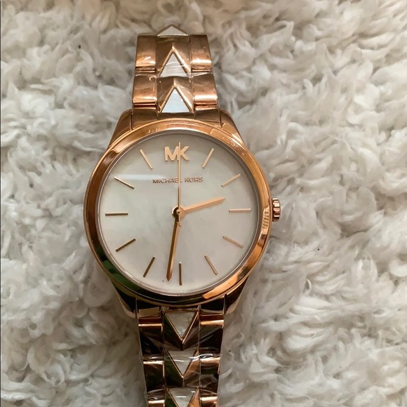 REDUCED NWT Michael Kors watch - Picture 4 of 6
